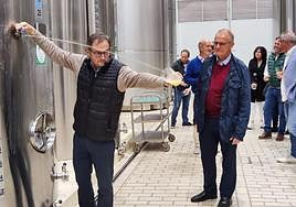 Canga, ayer, en su visita al llagar de Sidra Castañón.