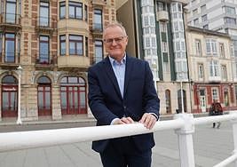El candidato del PP a la Presidencia, Diego Canga, en el paseo del Muro de Gijón.