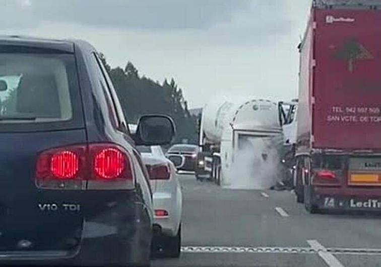 Un herido grave tras ser atropellado por un camión en la autovía del Cantábrico