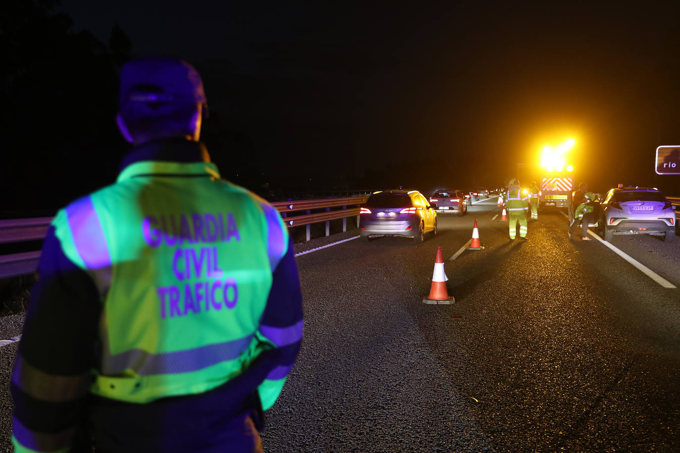 Colapso en la A-8 tras el atropello a un conductor que se encontraba en el arcén