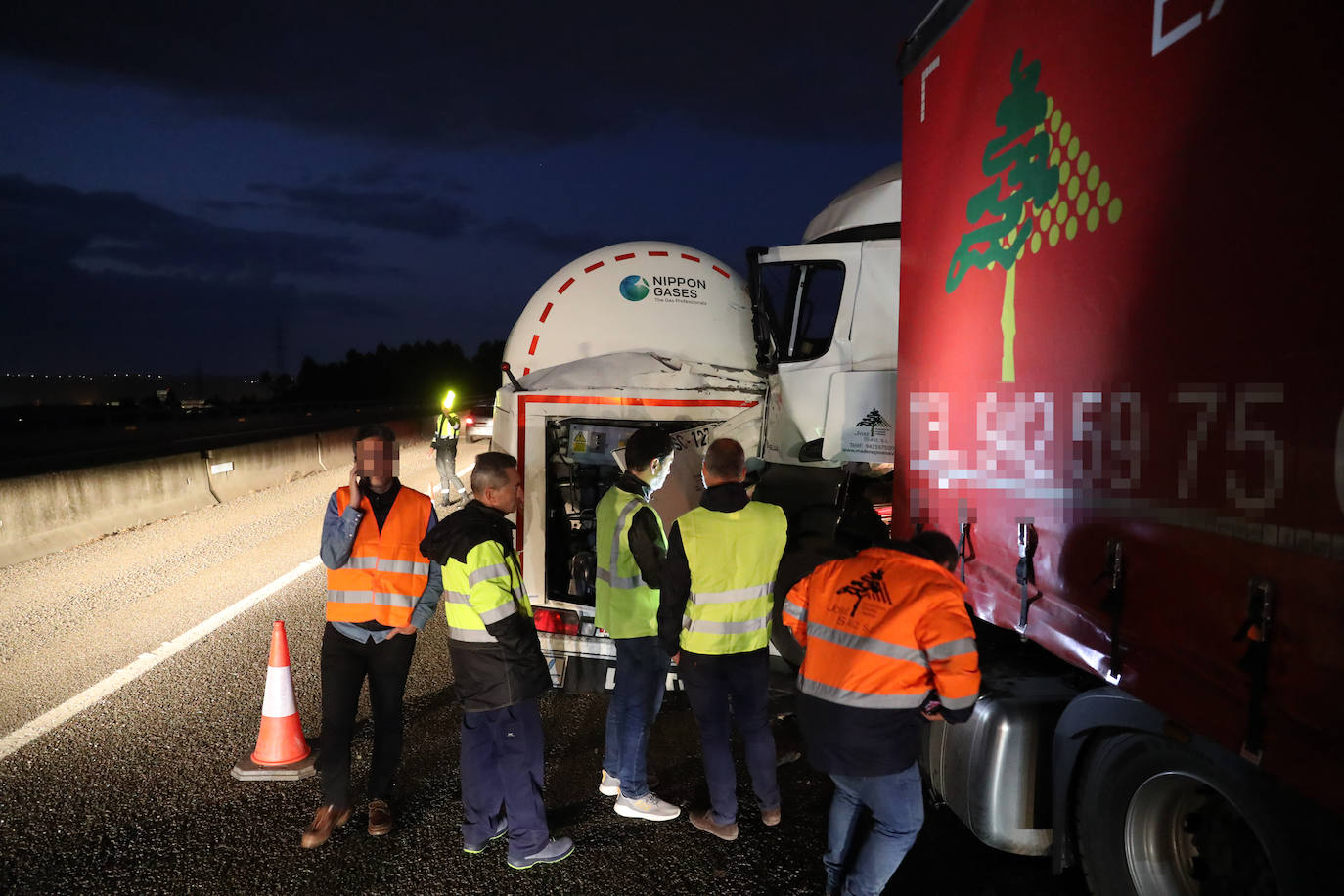 Colapso en la A-8 tras el atropello a un conductor que se encontraba en el arcén