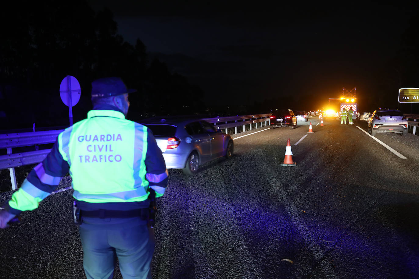 Colapso en la A-8 tras el atropello a un conductor que se encontraba en el arcén