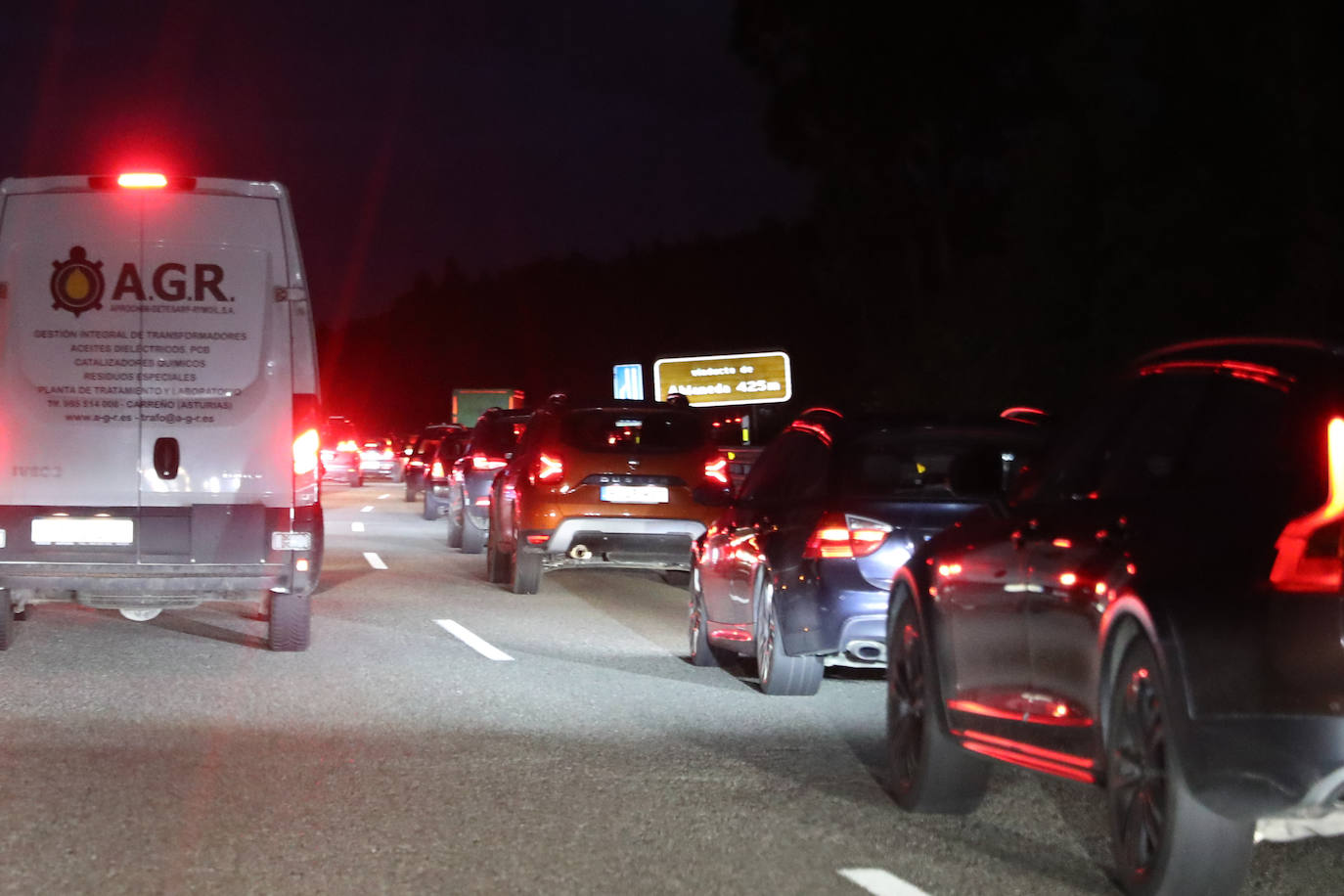 Colapso en la A-8 tras el atropello a un conductor que se encontraba en el arcén