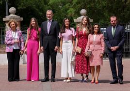 Doña Sofía, la infanta, Felipe VI, doña Letizia, la Princesa Leonor, Paloma Rocasolano y Jesús Ortiz.