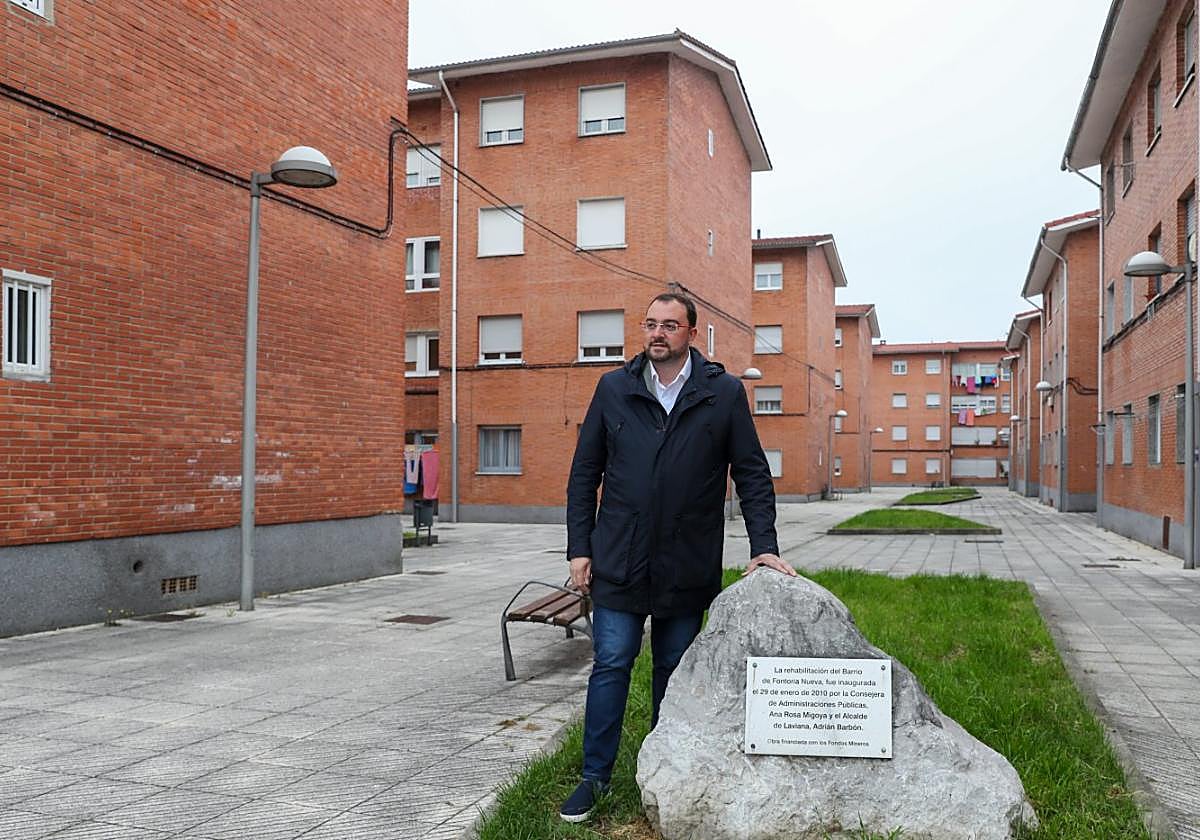 Adrián Barbón, presidente del Principado y candidato a la reelección, en la Barriada de Laviana.