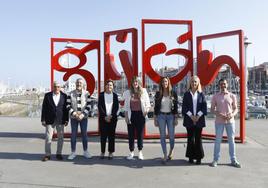 Luis Manuel Flórez (PSOE), José Carlos Fernández Sarasola (Ciudadanos), Carmen Moriyón (Foro), Olaya Suárez (Podemos), Ángela Pumariega (PP), Sara Álvarez Rouco (Vox) y Javier Suárez Llana (IU), ayer, delante de las 'Letronas'.