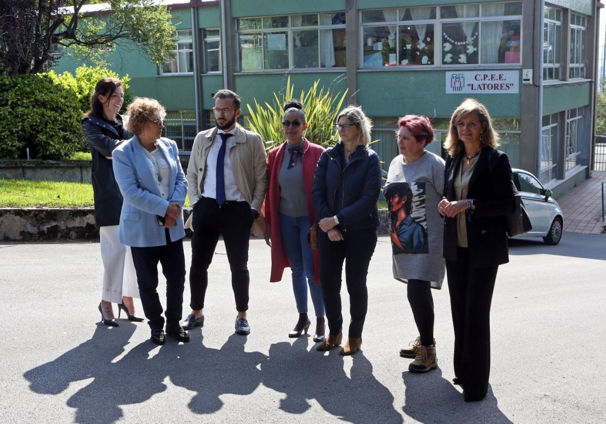 Los populares junto a representantes de la AMPA colegio de Latores.