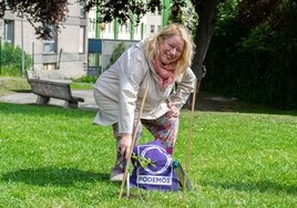 La candidata de Podemos a la Alcaldía de Oviedo, Belén Suárez Prieto, planta un carbayu en el parque del Truébano.