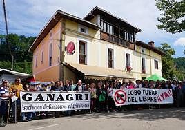 Más de doscientas personas se concentraron el pasado mediodía en la Feriona de Corao para expresar su malestar por la situación del sector ganadero.