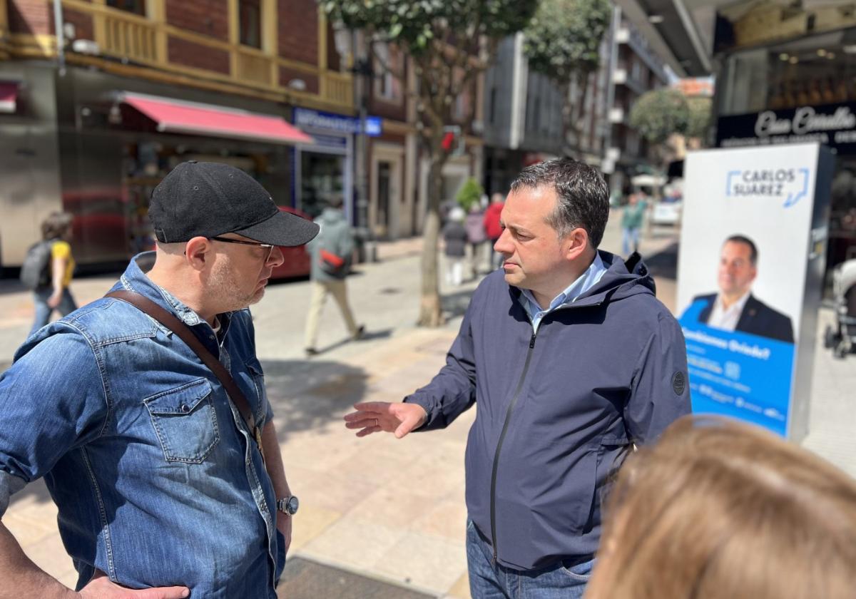 Carlos Suárez conversando con un vecino, ayer.