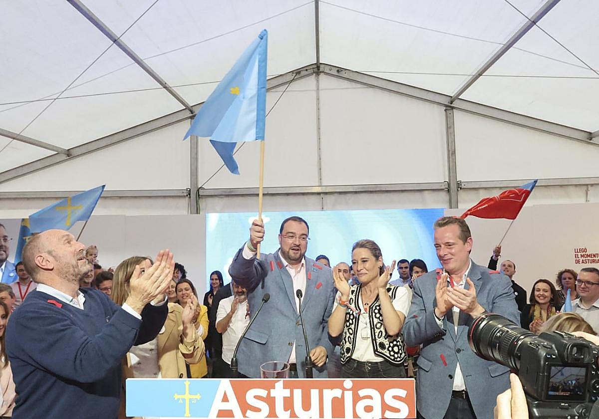 Juan Cofiño, Gimena Llamedo, Adrián Barbón, Sonia Fidalgo y Marcelino Marcos Líndez, en Siero.