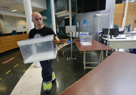 Montaje de una mesa electoral en la sede de la Empresa Municipal de Aguas.