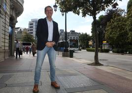 El candidato del PSOE, Carlos Fernández Llaneza, en la calle Uría, donde estaba el Carbayón.