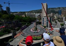 Los aficionados observan el paso de Alonso por Loews, la curva más lenta y glamurosa de Mónaco.