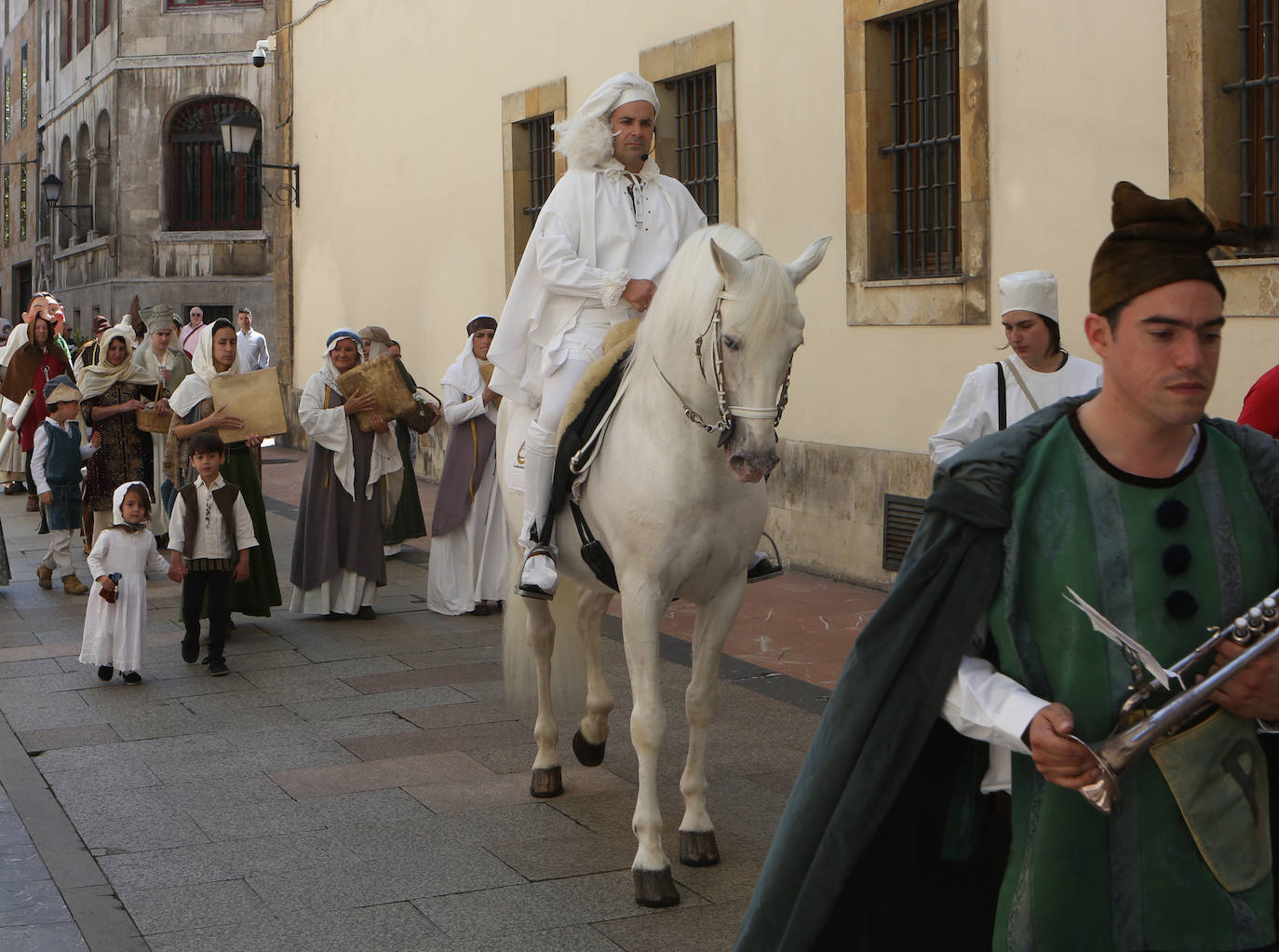El heraldo de la Balesquida recorre Oviedo anunciando Martes de Campo