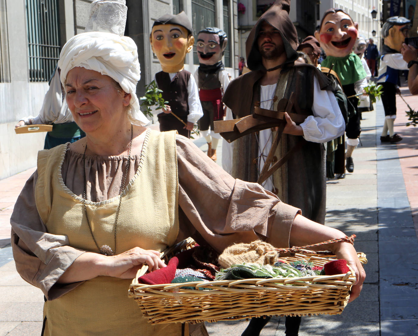 El heraldo de la Balesquida recorre Oviedo anunciando Martes de Campo