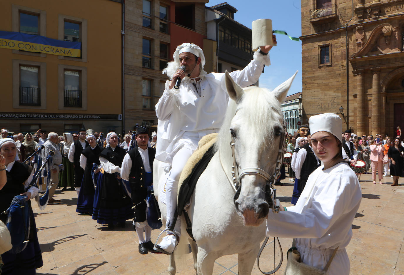 El heraldo de la Balesquida recorre Oviedo anunciando Martes de Campo