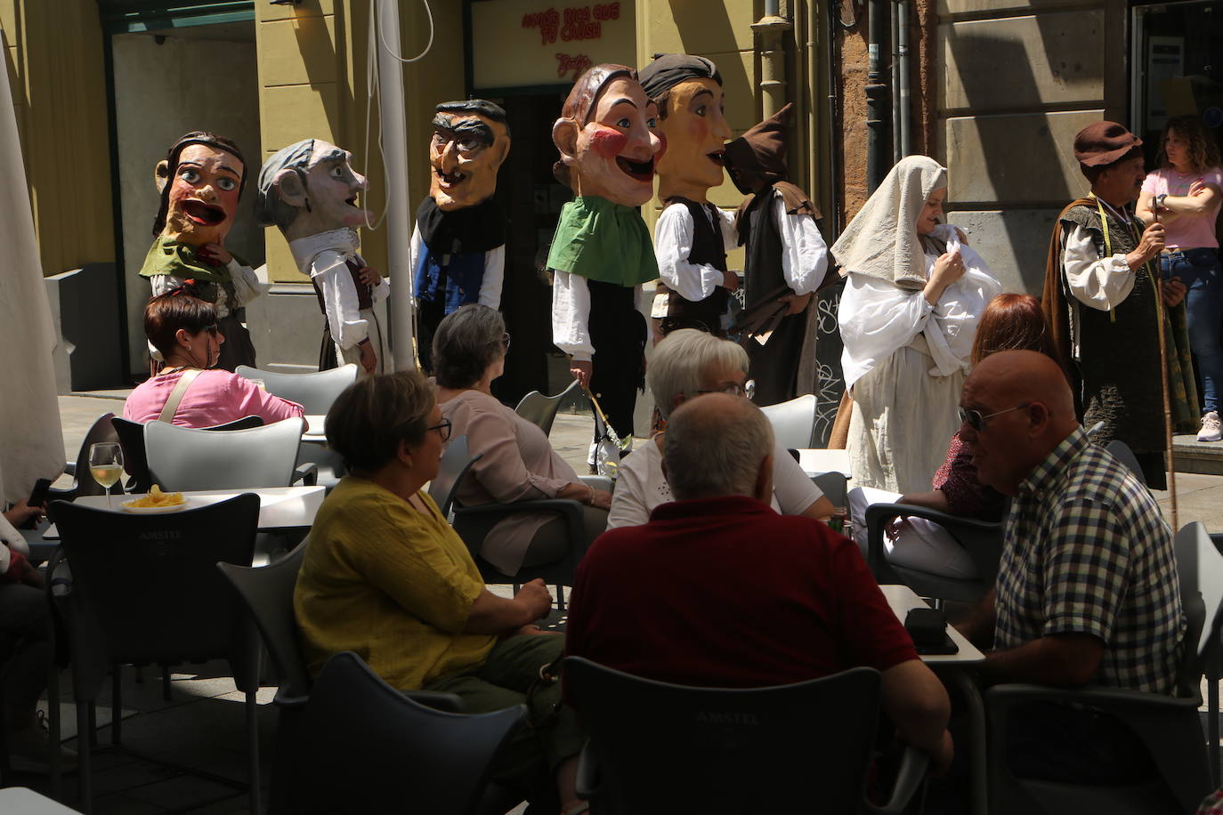 El heraldo de la Balesquida recorre Oviedo anunciando Martes de Campo