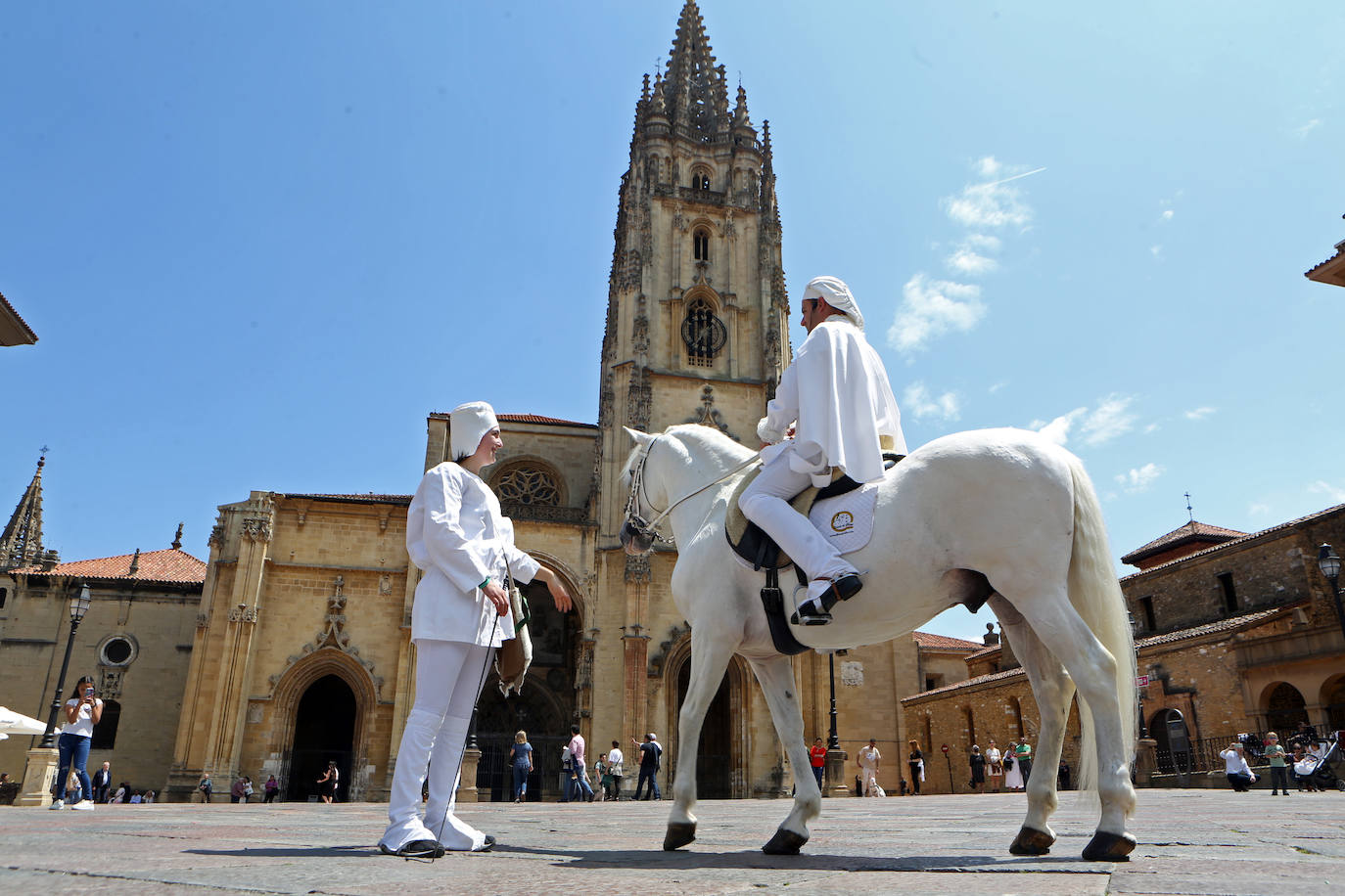 El heraldo de la Balesquida recorre Oviedo anunciando Martes de Campo