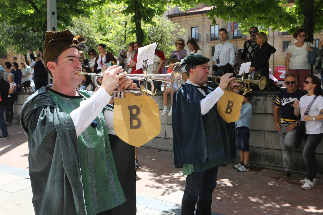 El heraldo de la Balesquida recorre Oviedo anunciando Martes de Campo