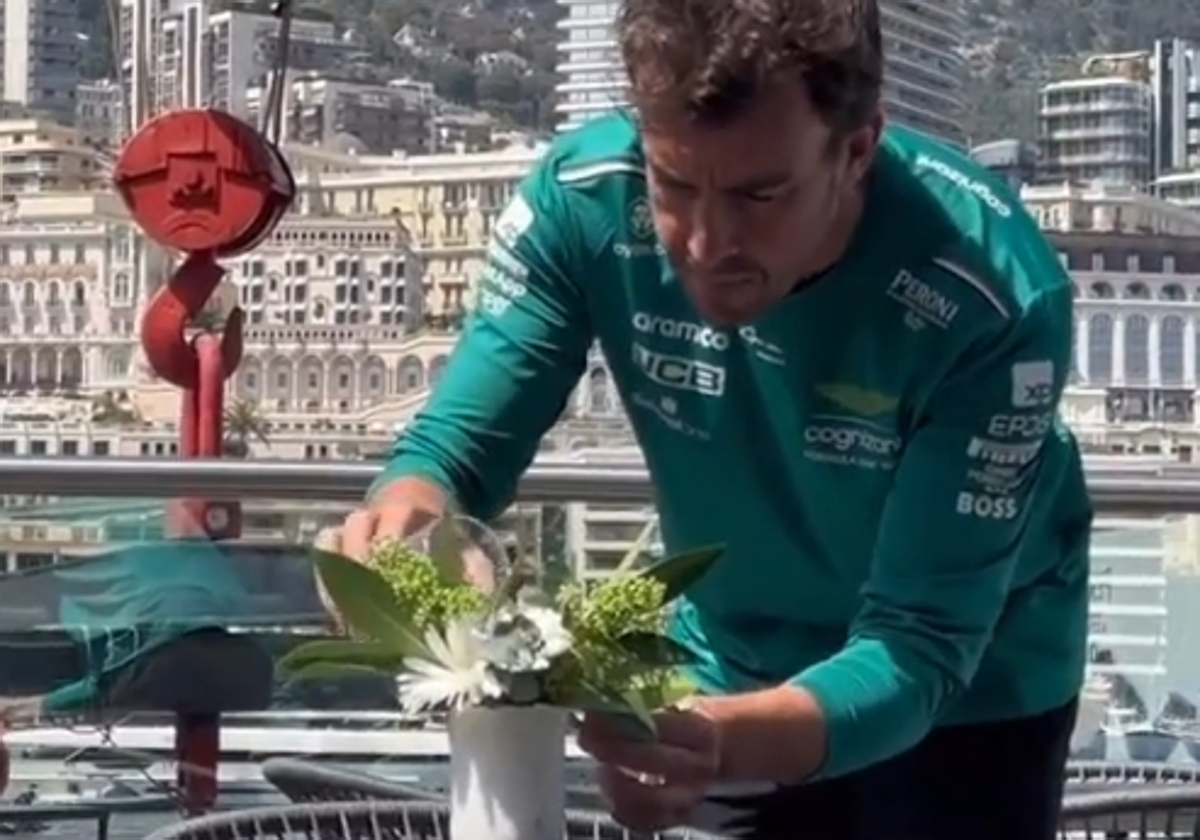 Alonso, regando las macetas con mucho mimo.