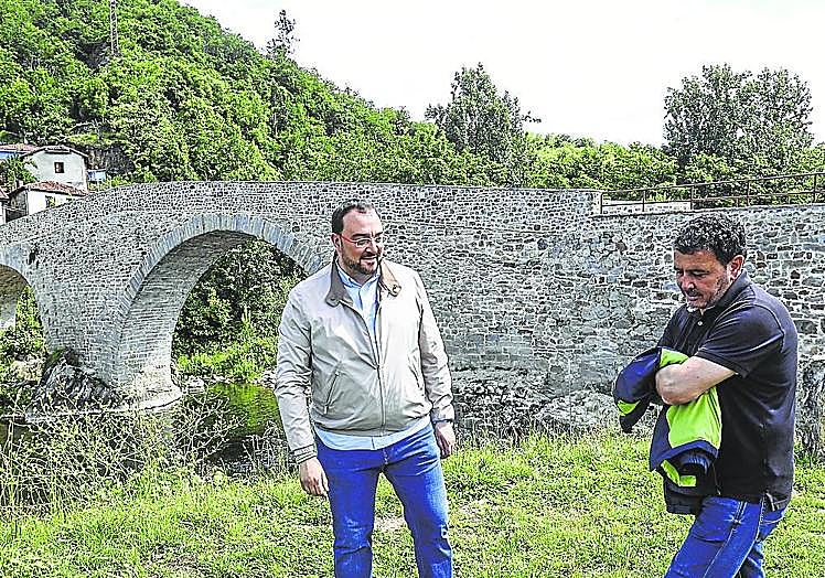 Adrián Barbón y el alcalde de Laviana, Julio García, en el Puente de Arco. pablo lorenzana