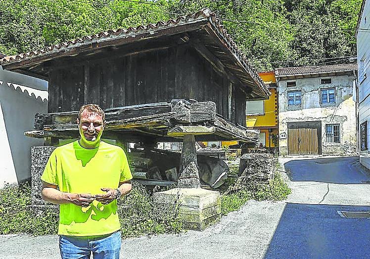Adrián Pumares, en casa de sus abuelos, en Ciargüelo, en Laviana. Pablo Lorenzana