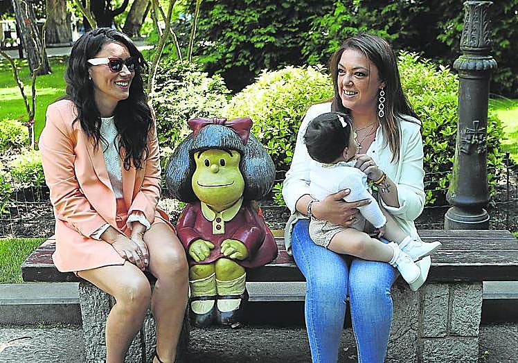 Carolina López con su sobrina Olivia en brazos junto a Mafalda y su cuñada Natalia. mario rojas