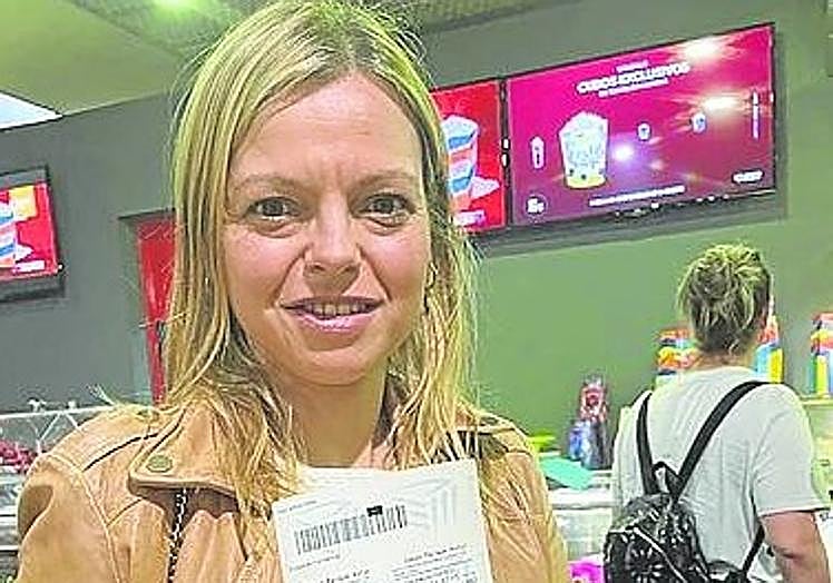 En familia. Arancha Martínez Riola decidió ir al cine con sus hijos para recuperar el tiempo 'robado' durante la campaña.