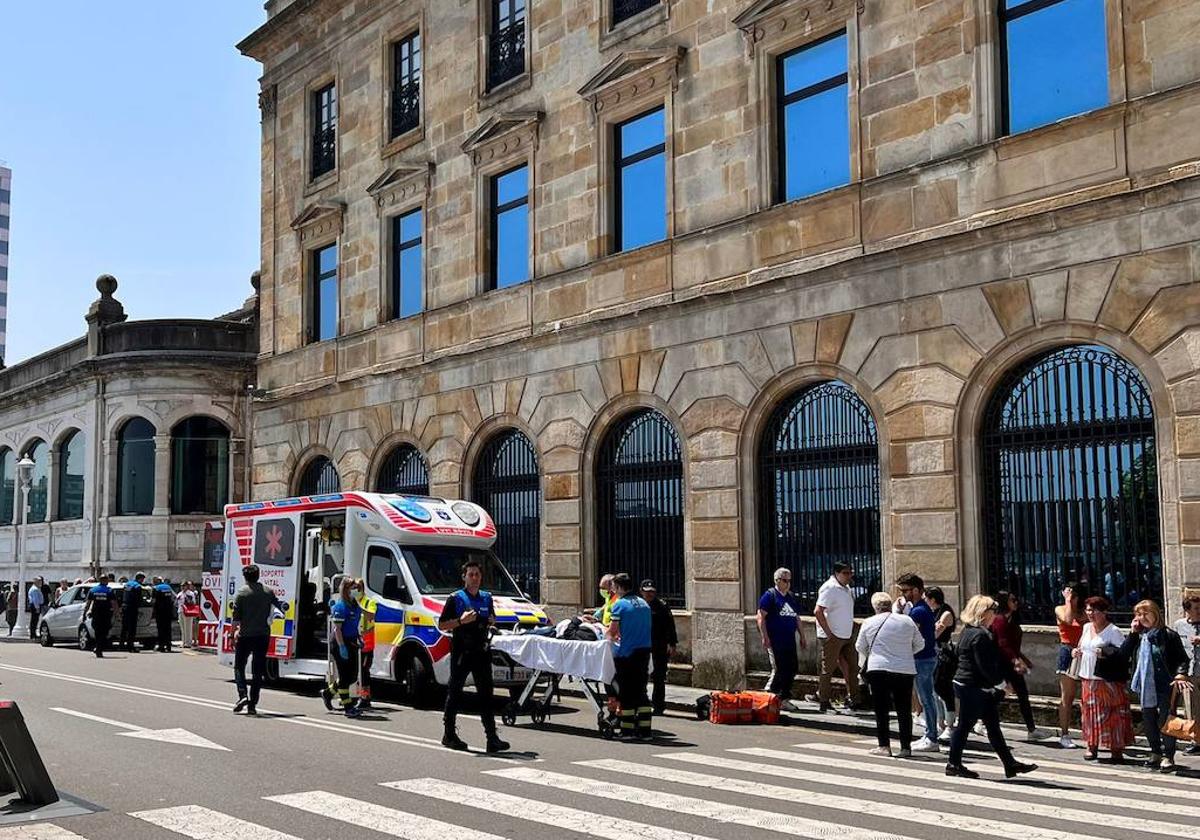 Los sanitarios auxiliaron al herido en el lugar del accidente.