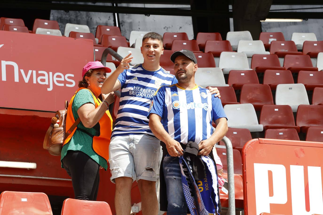 ¿Estuviste en El Molinón en el Sporting - Ponferradina? ¡Búscate en las fotos!