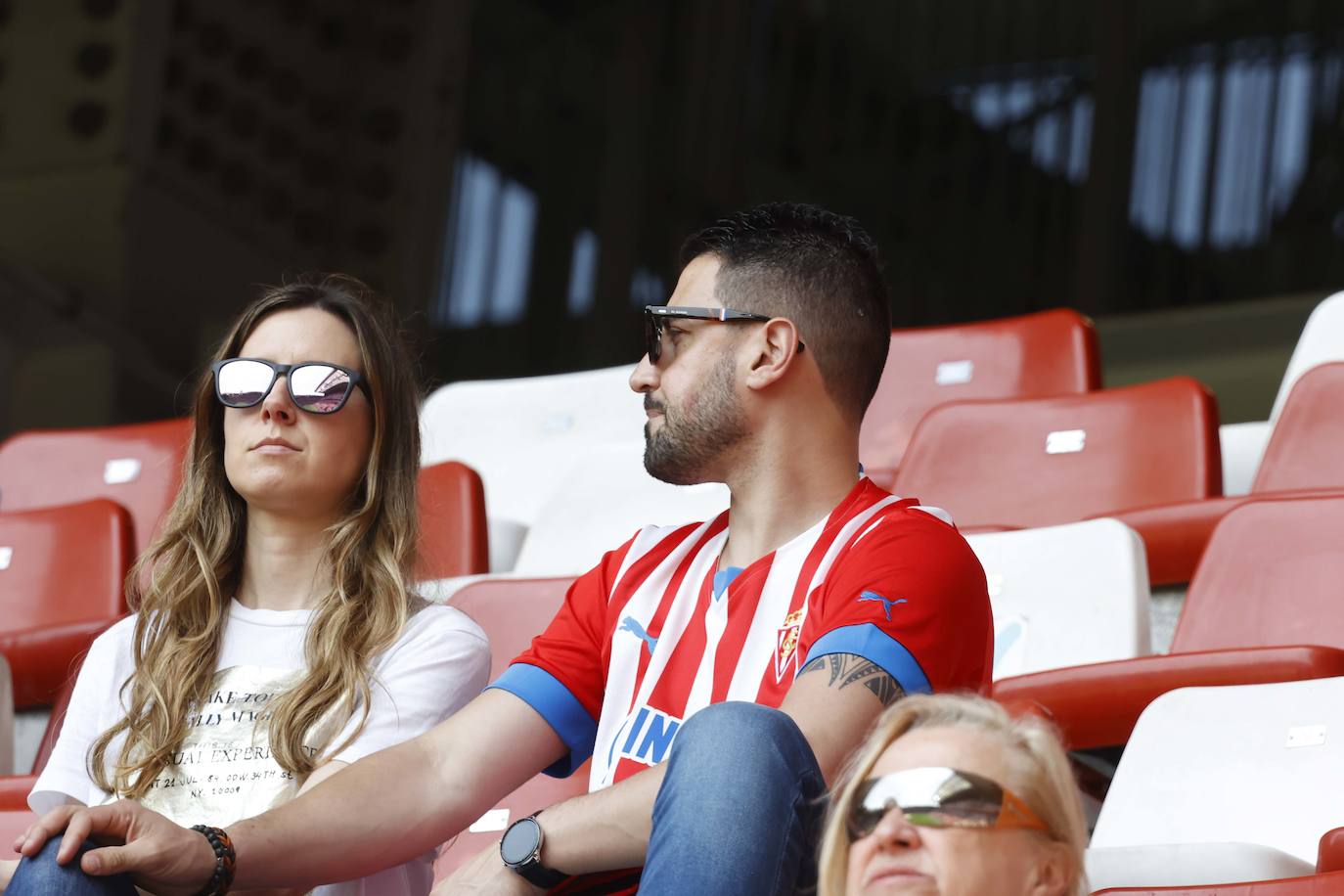 ¿Estuviste en El Molinón en el Sporting - Ponferradina? ¡Búscate en las fotos!