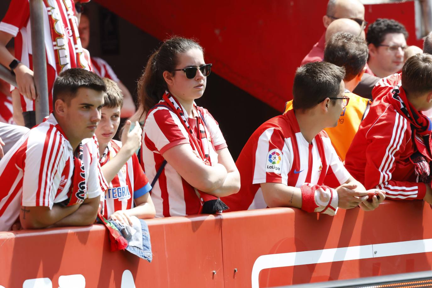 ¿Estuviste en El Molinón en el Sporting - Ponferradina? ¡Búscate en las fotos!