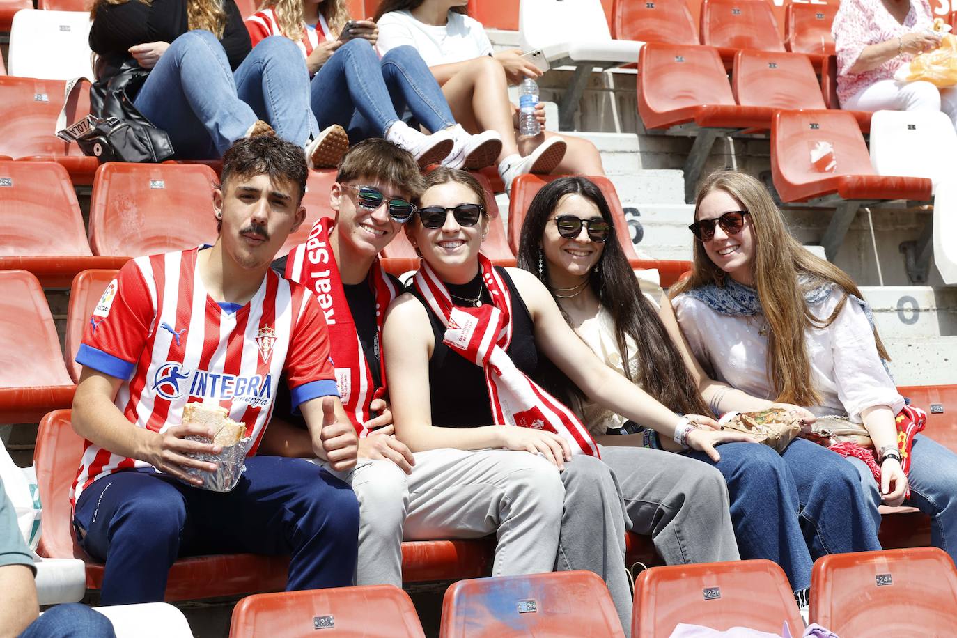 ¿Estuviste en El Molinón en el Sporting - Ponferradina? ¡Búscate en las fotos!