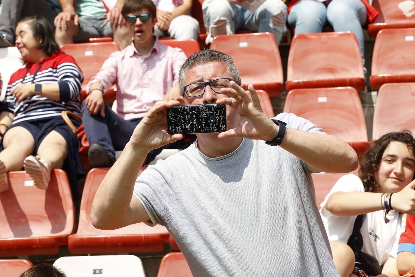 ¿Estuviste en El Molinón en el Sporting - Ponferradina? ¡Búscate en las fotos!