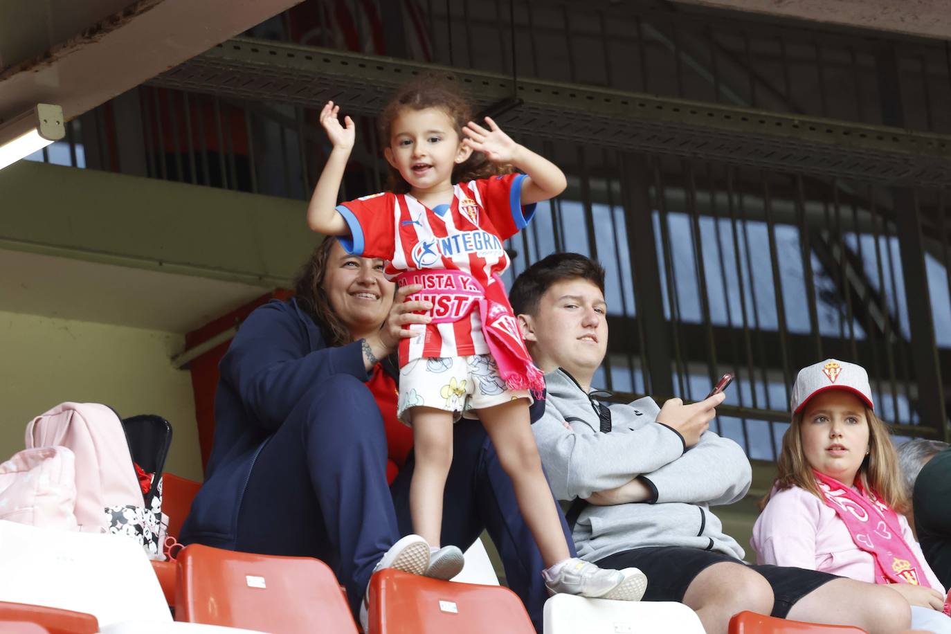 ¿Estuviste en El Molinón en el Sporting - Ponferradina? ¡Búscate en las fotos!