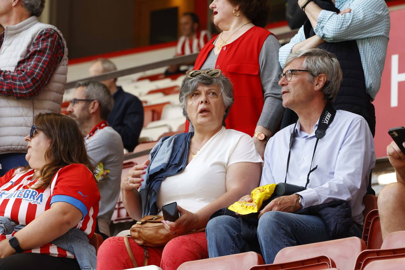 ¿Estuviste en El Molinón en el Sporting - Ponferradina? ¡Búscate en las fotos!