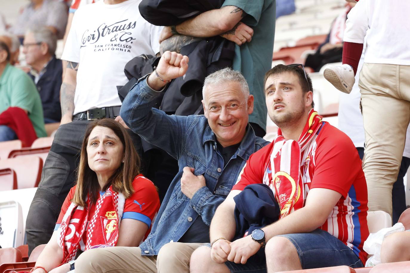 ¿Estuviste en El Molinón en el Sporting - Ponferradina? ¡Búscate en las fotos!