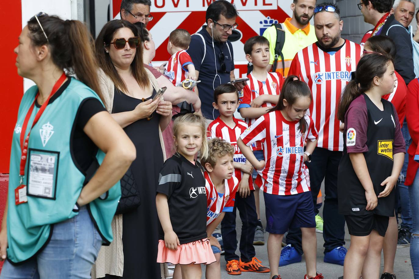 ¿Estuviste en El Molinón en el Sporting - Ponferradina? ¡Búscate en las fotos!