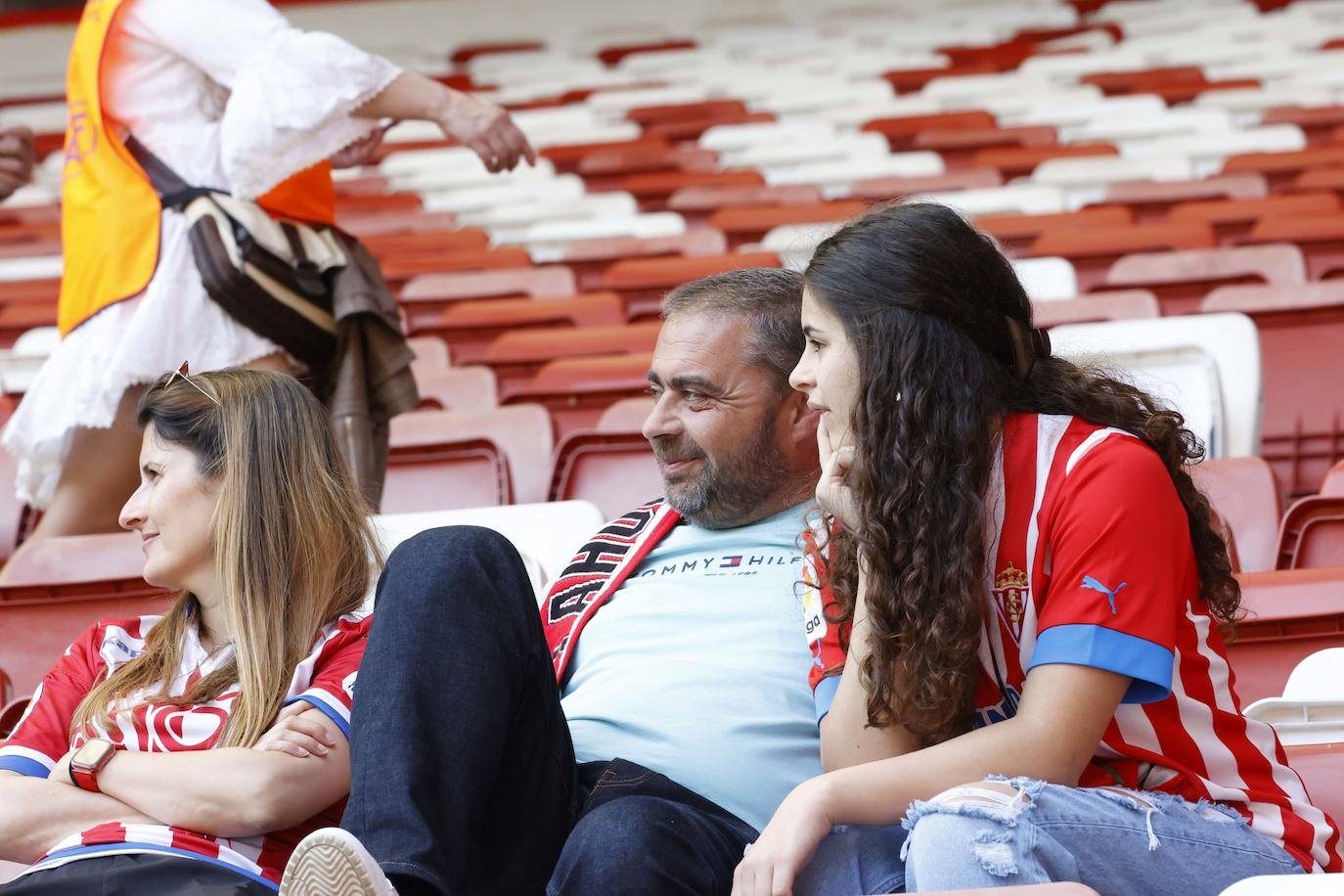 ¿Estuviste en El Molinón en el Sporting - Ponferradina? ¡Búscate en las fotos!