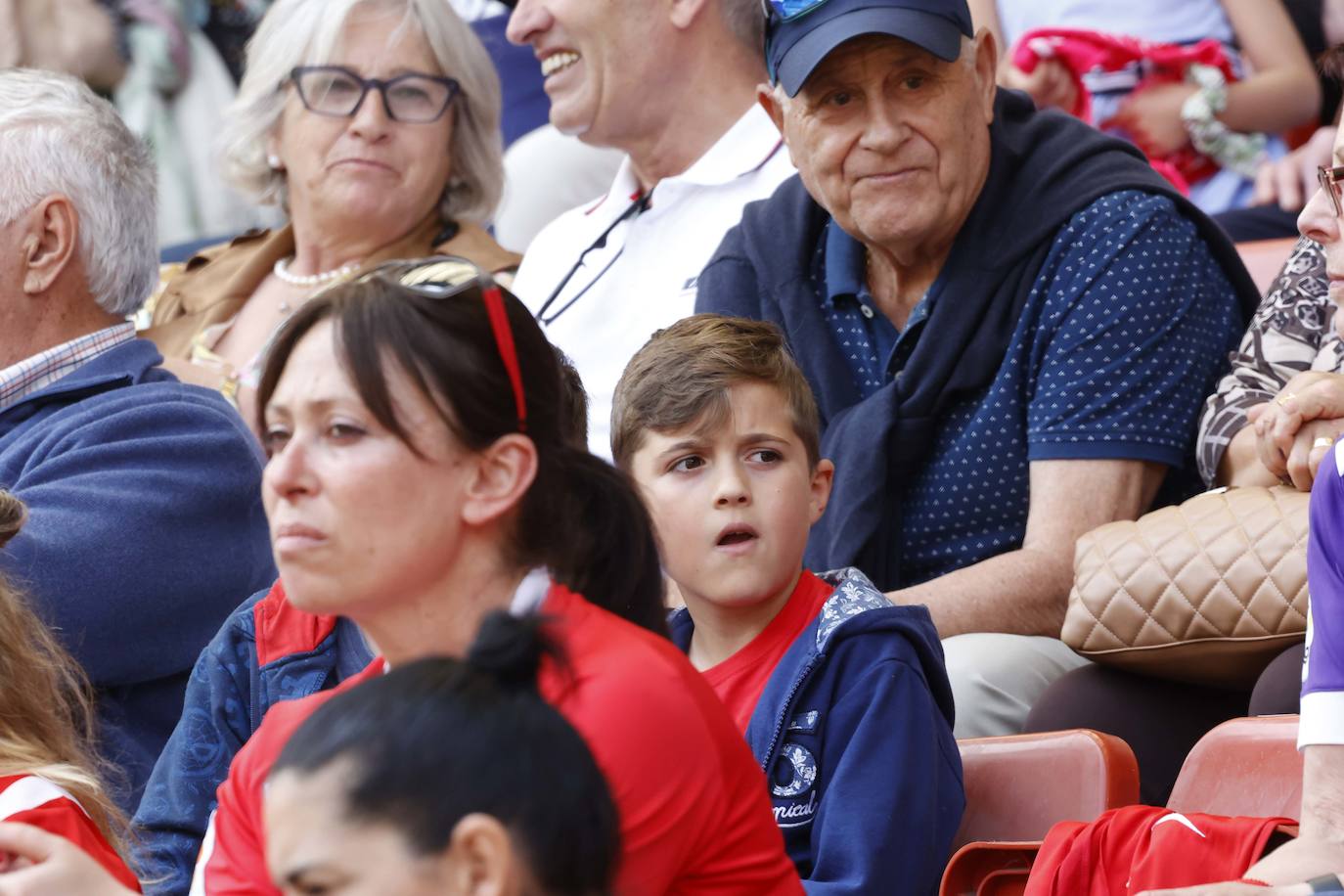 ¿Estuviste en El Molinón en el Sporting - Ponferradina? ¡Búscate en las fotos!