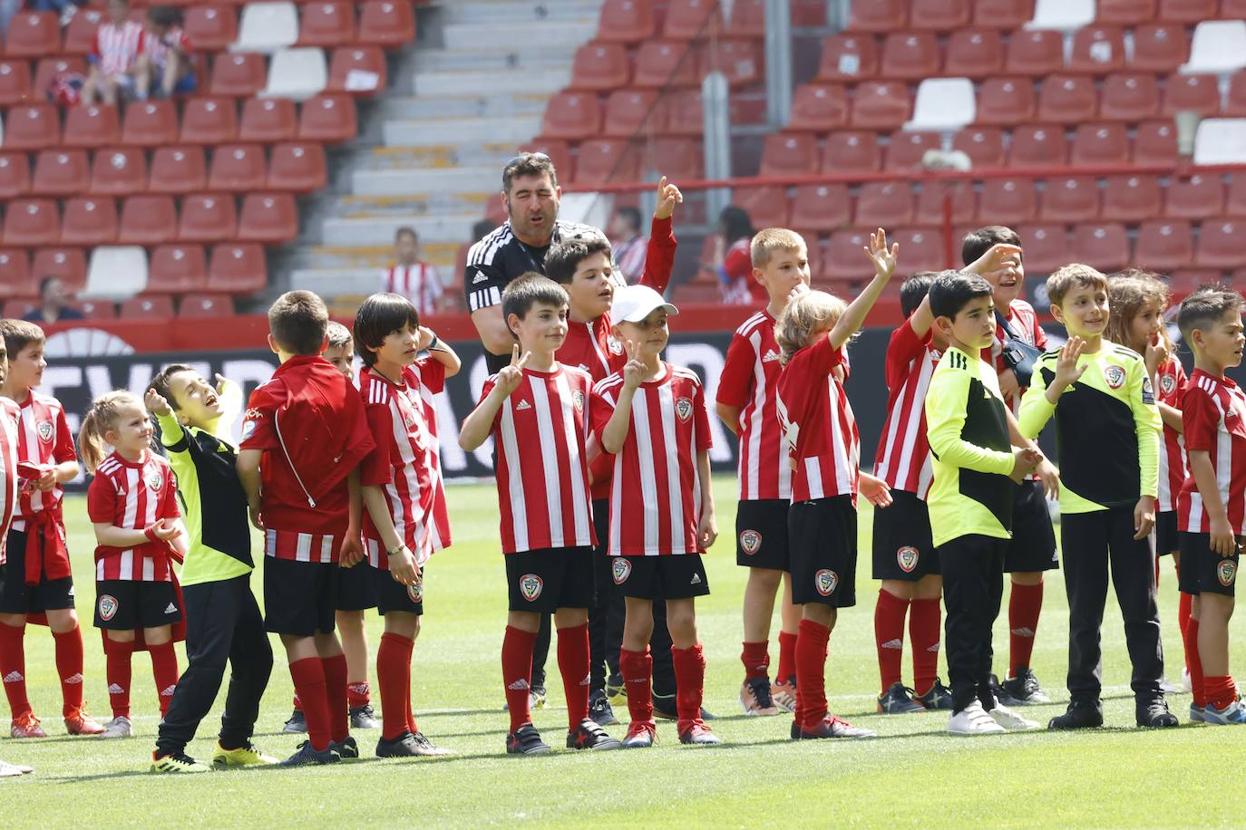 ¿Estuviste en El Molinón en el Sporting - Ponferradina? ¡Búscate en las fotos!