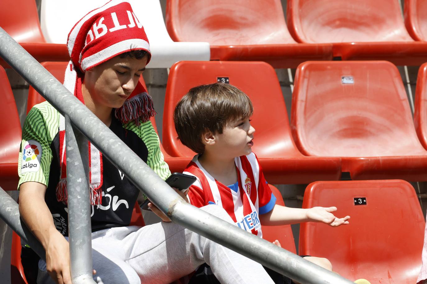 ¿Estuviste en El Molinón en el Sporting - Ponferradina? ¡Búscate en las fotos!