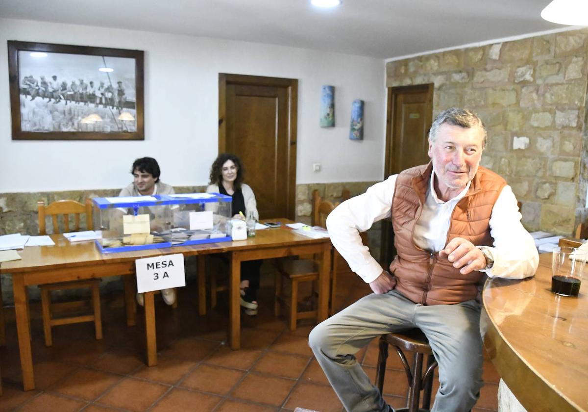 Un cliente disfruta de un vino en la barra de Casa Mari mientras la mesa electoral espera al próximo votante.