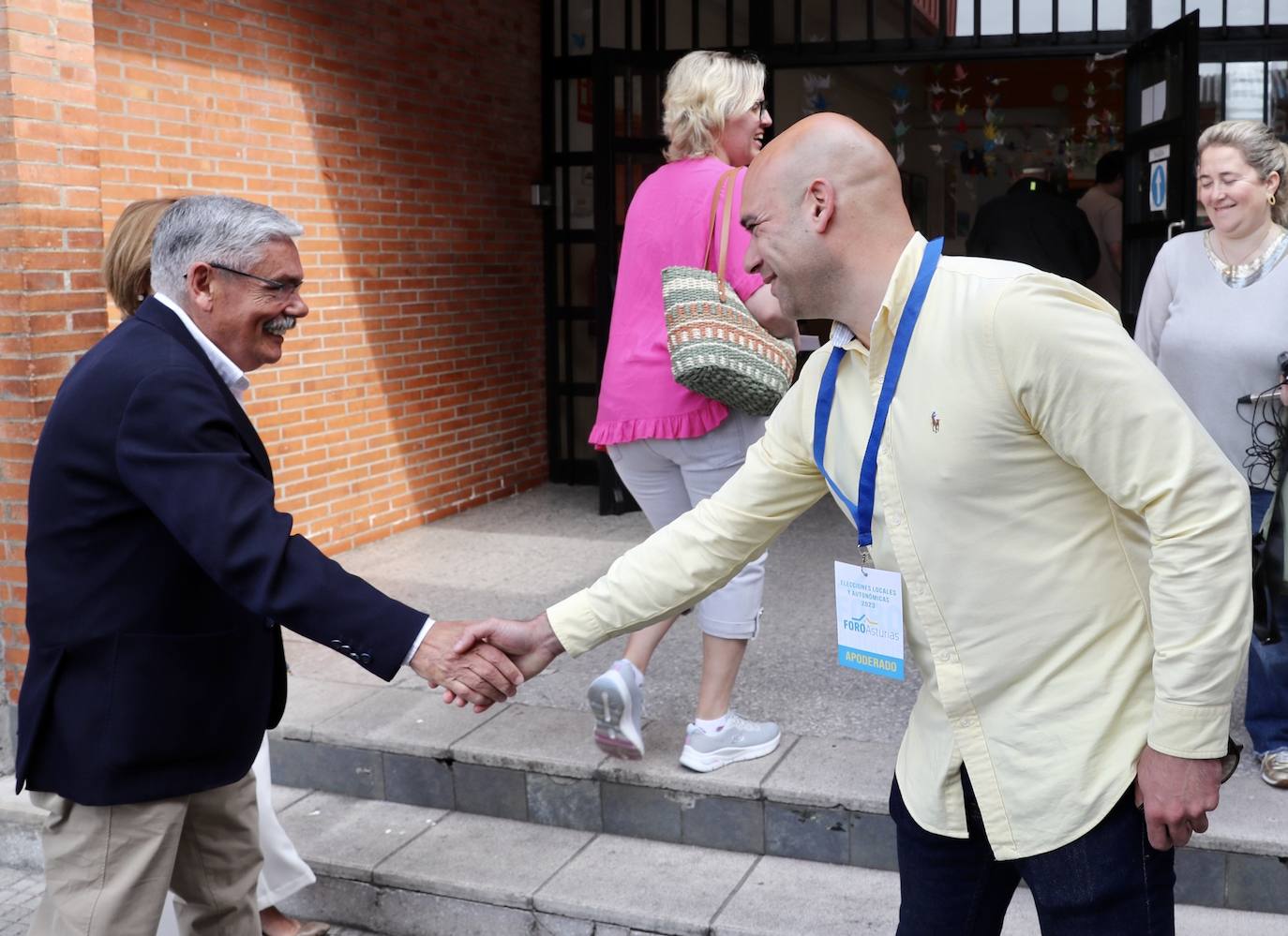 «Ilusión» entre los candidatos de Gijón al depositar el voto