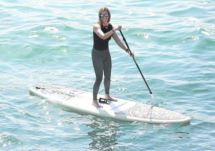 PP. Ángela Pumariega practicó paddle surf en la bahía de Gijón. paloma ucha