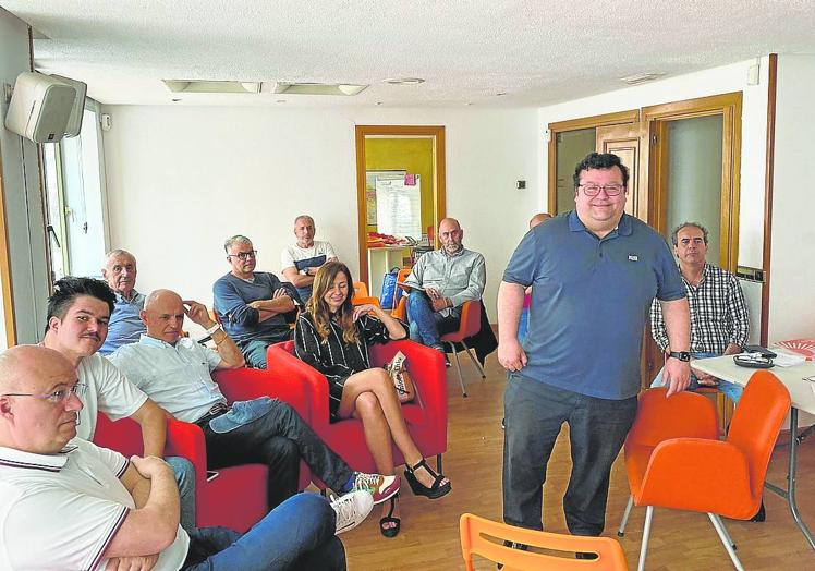 Ciudadanos. Luis Pacho, durante una charla con los apoderados en la sede del partido.