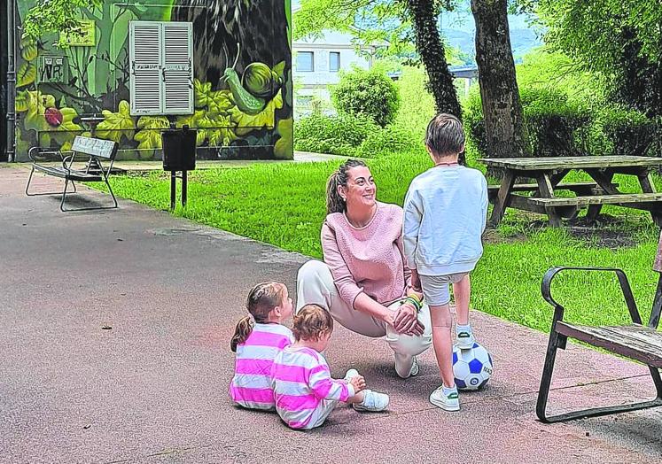 Podemos. Belén Suárez Prieto, junto a su familia en la plaza de la Catedral.