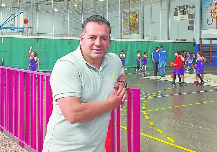 Foro. Caros Suárez, en León, asistiendo a un partido de baloncesto de su hijo.