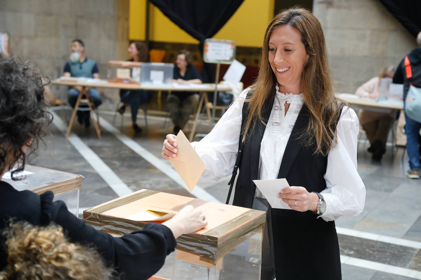 «Ilusión» entre los candidatos de Gijón al depositar el voto